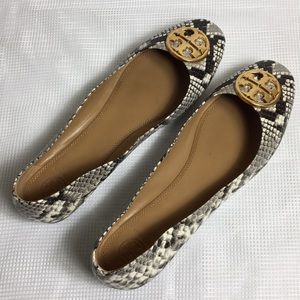 chelsea embossed heeled ballet flat